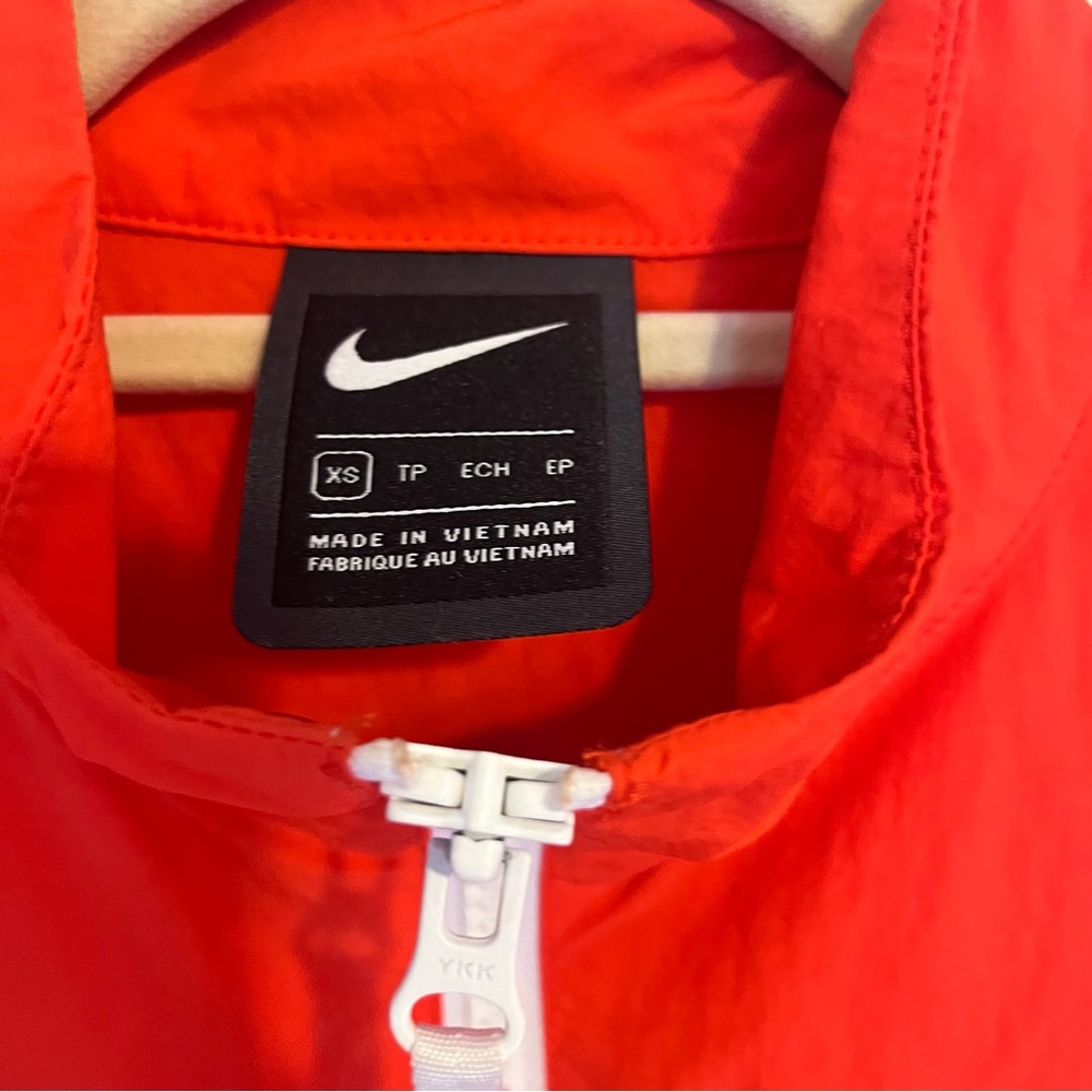Retro Style Nike Windbreaker - Picture 5 of 5